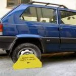Ganasce alle ruote dell'auto per tasse non pagate