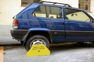 Ganasce alle ruote dell'auto per tasse non pagate