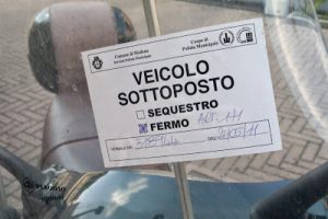 Debito di un centesimo: moto sequestrata