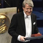 Il Premio Nobel per l'economia Shiller: possibile crollo del mercato per poca fiducia investitori e prezzi elevati Rober Shiller ha affermato in un editoriale del New York Times che il coronavirus e le imminenti elezioni hanno fatto temere agli investitori un crollo del mercato azionario più di quanto non abbiano fatto negli anni. L'economista vincitore del premio Nobel ha affermato che molti dei suoi indici di fiducia del mercato azionario stanno dimostrando un basso livello di fiducia degli investitori. Allo stesso tempo, i prezzi delle azioni vengono scambiati a "livelli molto alti". "Questa combinazione volatile non significa che si verificherà un incidente, ma suggerisce che il rischio di uno è relativamente alto", ha detto Shiller. Un aumento dei casi COVID-19 o un'elezione caotica potrebbe innescare un "cambiamento nella psicologia di massa" e portare a un crollo del mercato, ha concluso. L'economista Robert Shiller ha affermato che la crisi del coronavirus e le imminenti elezioni hanno portato i timori degli investitori di un grave crollo del mercato azionario ai livelli più alti da molti anni. Tuttavia, mentre la fiducia degli investitori nel mercato è bassa, i prezzi delle azioni sono scambiati a livelli molto alti, ha scritto in un editoriale sul New York Times . "Questa combinazione volatile non significa che si verificherà un crollo, ma suggerisce che il rischio che si verifichi è relativamente alto. Questo è il momento di stare attenti", ha avvertito l'economista di Yale agli investitori. Shiller ha sviluppato diversi indici di fiducia del mercato azionario nel corso della sua decennale carriera. Ha detto che molti di loro stanno dimostrando che gli investitori sono più nervosi che mai riguardo al mercato azionario. Ad esempio, il suo Crash Confidence Index, che tiene traccia di quanti investitori affermano che la probabilità di un catastrofico crollo del mercato azionario negli Stati Uniti nei prossimi sei mesi è inferiore al 10%, ha toccato il minimo storico ad agosto. Solo il 13% degli investitori intervistati aveva quel livello di fiducia nel mercato. A settembre la lettura era ancora estremamente bassa. "In breve, la stragrande maggioranza degli investitori ha affermato che c'era una maggiore probabilità di un crollo imminente, un indicatore davvero notevole che le persone sono piuttosto preoccupate", ha detto Shiller. Anche un altro degli indici di Shiller, il Valuation Confidence Index, è al minimo storico, dimostrando che un gran numero di investitori pensa che il mercato abbia un prezzo troppo alto. L'economista ha anche affermato che il rapporto CAPE, che ha aiutato a sviluppare, suggerisce che il mercato sembra valutato in modo simile ai periodi immediatamente precedenti la Grande Depressione e lo scoppio della bolla delle dot-com dei primi anni 2000. Ma Shiller ha affermato che le letture di scarsa fiducia e gli alti prezzi delle azioni non causeranno da soli un crollo del mercato. "Dovrebbe essere in atto un'altra dinamica", ha aggiunto. Un ulteriore aumento dei casi di coronavirus, o un'elezione caotica, potrebbe "scuotere la gente", ha detto. Inoltre, qualsiasi ulteriore somiglianza tra il mercato attuale e il mercato prima dei precedenti crolli potrebbe creare un "senso psicologico del rischio", ha aggiunto Shiller. "La decisione di investire in borsa è per alcune persone un po 'un'avventura", ha detto Shiller. "Il mercato potrebbe essere vulnerabile a un cambiamento nella psicologia di massa, che potrebbe smorzare questo senso di avventura e provocare un crollo". L'economista ha detto agli investitori di diversificare in classi di attività e di non essere sovraesposti alle azioni statunitensi per prepararsi al periodo a venire. "Nessuno conosce il futuro, ma data la mancanza di fiducia degli investitori in mezzo a una pandemia e una polarizzazione politica, c'è la possibilità che fiorisca una profezia negativa e che si autoavvera", ha detto Shiller.