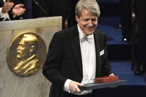 Il Premio Nobel per l'economia Shiller: possibile crollo del mercato per poca fiducia investitori e prezzi elevati Rober Shiller ha affermato in un editoriale del New York Times che il coronavirus e le imminenti elezioni hanno fatto temere agli investitori un crollo del mercato azionario più di quanto non abbiano fatto negli anni. L'economista vincitore del premio Nobel ha affermato che molti dei suoi indici di fiducia del mercato azionario stanno dimostrando un basso livello di fiducia degli investitori. Allo stesso tempo, i prezzi delle azioni vengono scambiati a "livelli molto alti". "Questa combinazione volatile non significa che si verificherà un incidente, ma suggerisce che il rischio di uno è relativamente alto", ha detto Shiller. Un aumento dei casi COVID-19 o un'elezione caotica potrebbe innescare un "cambiamento nella psicologia di massa" e portare a un crollo del mercato, ha concluso. L'economista Robert Shiller ha affermato che la crisi del coronavirus e le imminenti elezioni hanno portato i timori degli investitori di un grave crollo del mercato azionario ai livelli più alti da molti anni. Tuttavia, mentre la fiducia degli investitori nel mercato è bassa, i prezzi delle azioni sono scambiati a livelli molto alti, ha scritto in un editoriale sul New York Times . "Questa combinazione volatile non significa che si verificherà un crollo, ma suggerisce che il rischio che si verifichi è relativamente alto. Questo è il momento di stare attenti", ha avvertito l'economista di Yale agli investitori. Shiller ha sviluppato diversi indici di fiducia del mercato azionario nel corso della sua decennale carriera. Ha detto che molti di loro stanno dimostrando che gli investitori sono più nervosi che mai riguardo al mercato azionario. Ad esempio, il suo Crash Confidence Index, che tiene traccia di quanti investitori affermano che la probabilità di un catastrofico crollo del mercato azionario negli Stati Uniti nei prossimi sei mesi è inferiore al 10%, ha toccato il minimo storico ad agosto. Solo il 13% degli investitori intervistati aveva quel livello di fiducia nel mercato. A settembre la lettura era ancora estremamente bassa. "In breve, la stragrande maggioranza degli investitori ha affermato che c'era una maggiore probabilità di un crollo imminente, un indicatore davvero notevole che le persone sono piuttosto preoccupate", ha detto Shiller. Anche un altro degli indici di Shiller, il Valuation Confidence Index, è al minimo storico, dimostrando che un gran numero di investitori pensa che il mercato abbia un prezzo troppo alto. L'economista ha anche affermato che il rapporto CAPE, che ha aiutato a sviluppare, suggerisce che il mercato sembra valutato in modo simile ai periodi immediatamente precedenti la Grande Depressione e lo scoppio della bolla delle dot-com dei primi anni 2000. Ma Shiller ha affermato che le letture di scarsa fiducia e gli alti prezzi delle azioni non causeranno da soli un crollo del mercato. "Dovrebbe essere in atto un'altra dinamica", ha aggiunto. Un ulteriore aumento dei casi di coronavirus, o un'elezione caotica, potrebbe "scuotere la gente", ha detto. Inoltre, qualsiasi ulteriore somiglianza tra il mercato attuale e il mercato prima dei precedenti crolli potrebbe creare un "senso psicologico del rischio", ha aggiunto Shiller. "La decisione di investire in borsa è per alcune persone un po 'un'avventura", ha detto Shiller. "Il mercato potrebbe essere vulnerabile a un cambiamento nella psicologia di massa, che potrebbe smorzare questo senso di avventura e provocare un crollo". L'economista ha detto agli investitori di diversificare in classi di attività e di non essere sovraesposti alle azioni statunitensi per prepararsi al periodo a venire. "Nessuno conosce il futuro, ma data la mancanza di fiducia degli investitori in mezzo a una pandemia e una polarizzazione politica, c'è la possibilità che fiorisca una profezia negativa e che si autoavvera", ha detto Shiller.