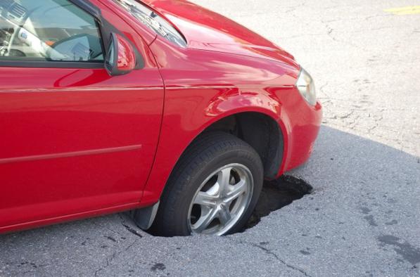 Come Farsi Risarcire i Danni dell'Auto delle Buche Stradali