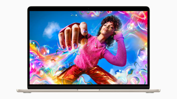 Il MacBook Air da 15 pollici di Apple offre prestazioni e durata della batteria elevate in un design leggero senza sacrificare le dimensioni dello schermo.