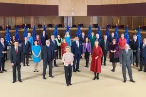 bilancio UE 2025, Quadro Finanziario Pluriennale, Green Deal europeo, fondi difesa UE, tagli PAC, proteste agricoltori Bruxelles, Ursula von der Leyen bilancio, Orbán veto UE, spese militari Europa, nuova politica agricola UE, finanziamenti Ucraina UE, fondi sostenibilità Europa, riforma bilancio UE, stato di diritto fondi europei, tensioni Parlamento Commissione Europea